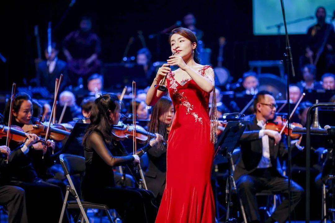 当晚的音乐会,由她演奏的《百鸟朝凤》,将民间素材和唢呐流派的音乐