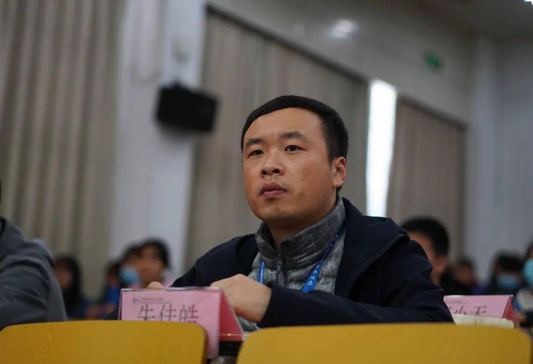 中心主任张勤,校家委会副主任赵美凤女士,委员王海燕女士,盛超群先生