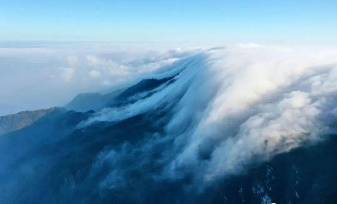 庐山瀑布云景观! 云海飞流直下三千尺!