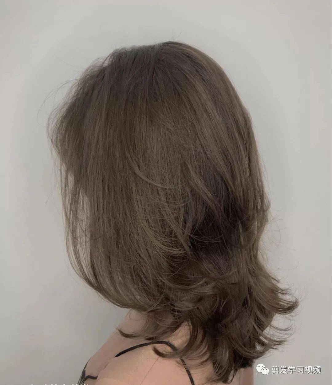 自己怎样剪有层次感的中长发 537453577a3846eea290a92ac45eda18.jpeg