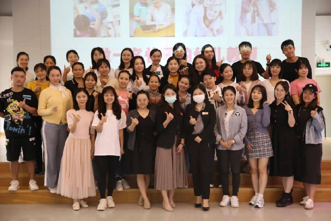 做一名幸福的老师朗诵视频 3c3fa63e3e7f415cb87181e5c761bac4.jpeg