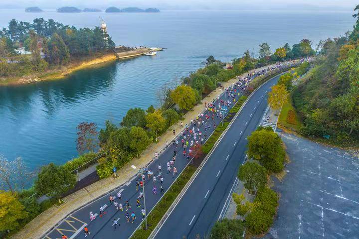 绿水青山赛道吸引1.5万人 2020千岛湖马拉松开赛