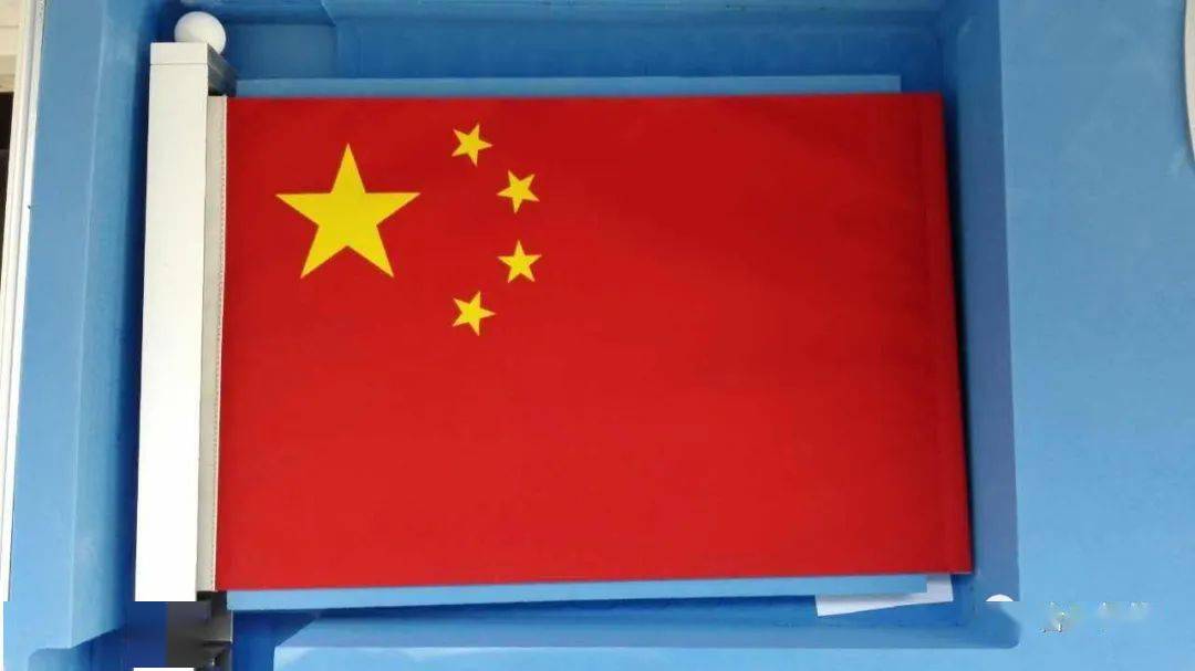 《中国航天报》客户端发布报道:"选材1年,正负150℃下不褪色,月面国旗