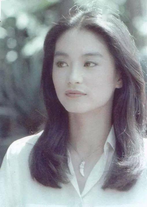 66岁的林青霞火上热搜!一张旧照美的惊为天人!网友:美人终将迟暮!