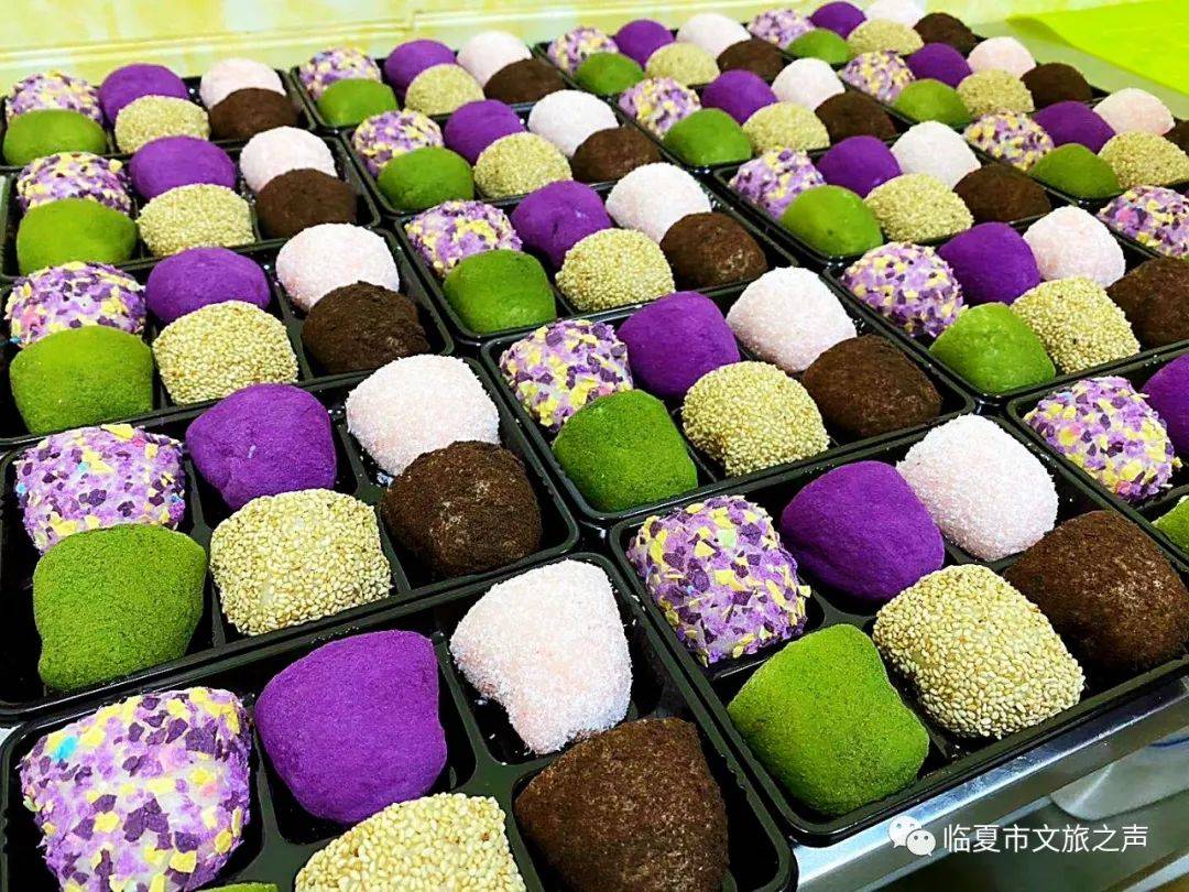 今天介绍的这家店, 他们将糯米糕做成七彩的颜色,并且大胆和西式甜品