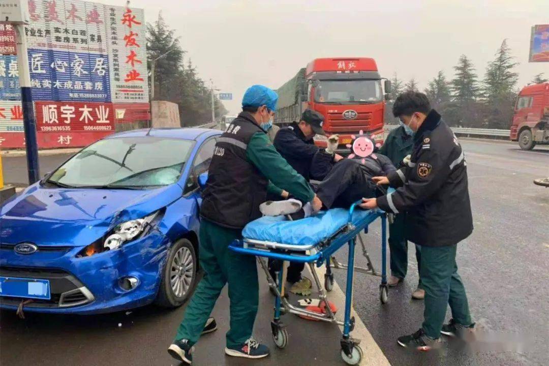 高密公安及时救助受伤,迷路老人