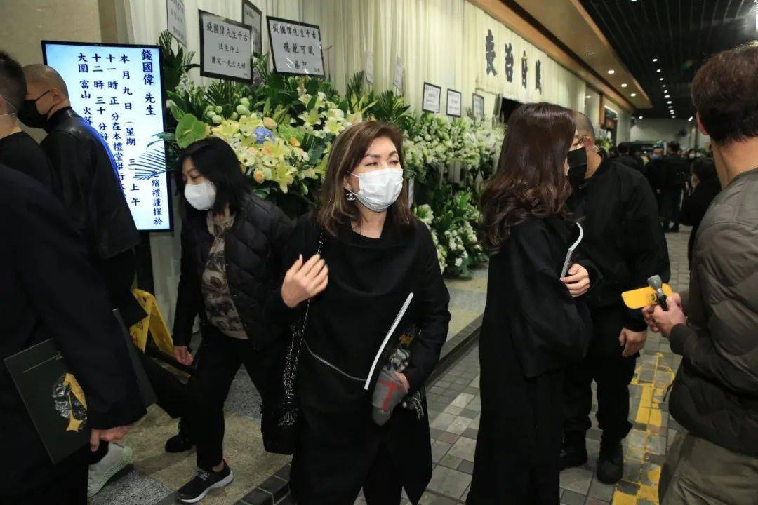 TVB金牌监制出殡，郑伊健张卫健扶灵，2岁女儿未