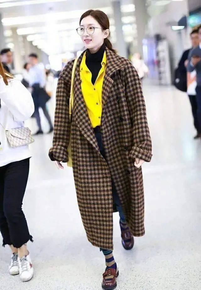 衬衣和毛衣的叠穿是非常经典,穿起来时髦又保暖,是很多女生的秋冬首选
