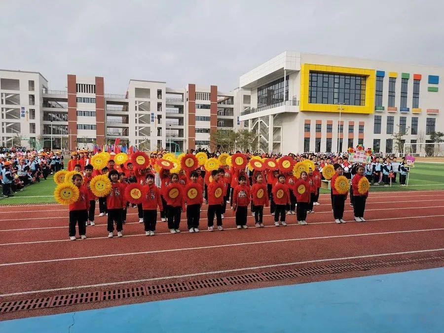 这就是佛冈城南小学首届体育节的开幕式!真的是活力无限!