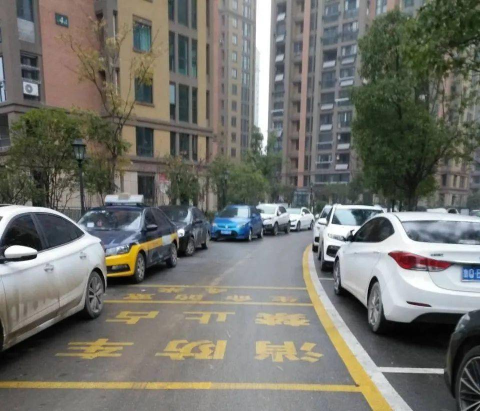 池州一小区消防通道被占用,业主出行严重受阻!关于车位问题官方表态