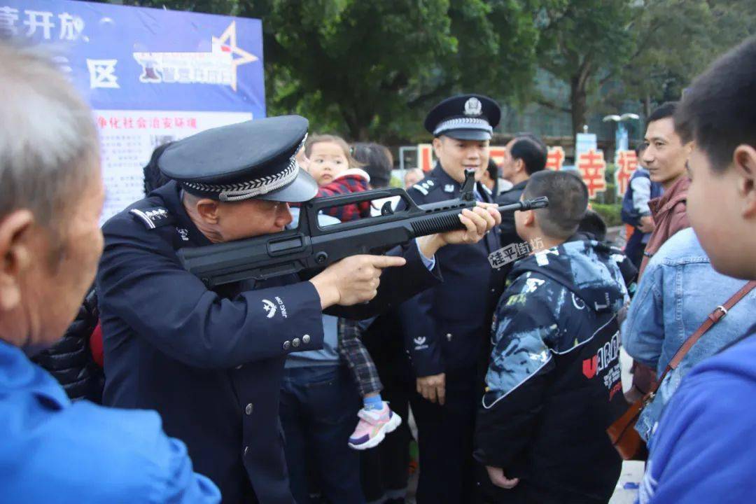 搞咩桂平今天广场人山人海民警特警交警齐出动了现场