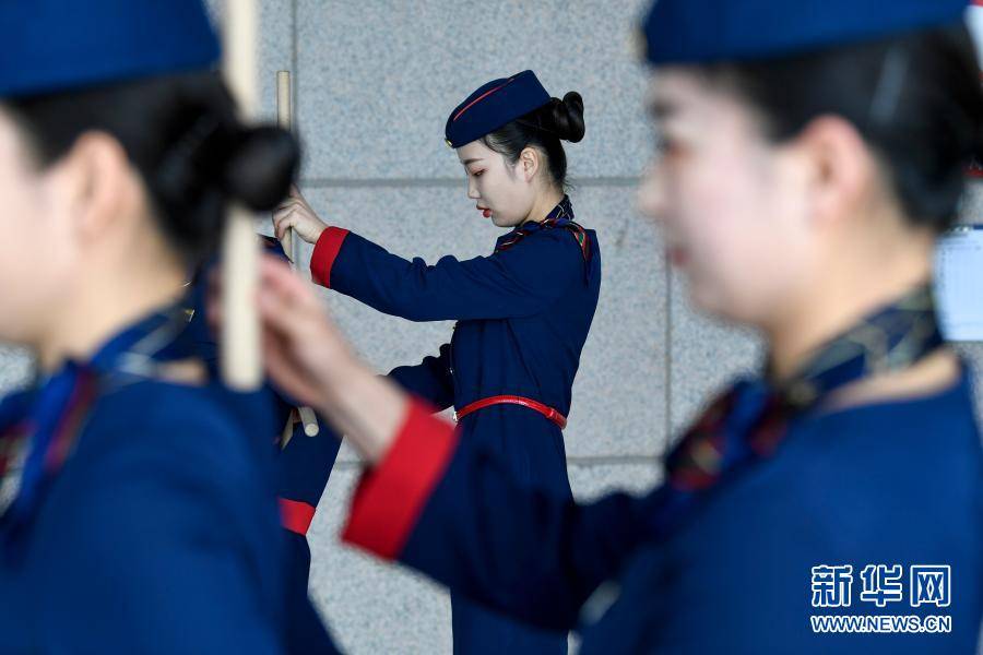 12月11日,高铁乘务人员在银川客运