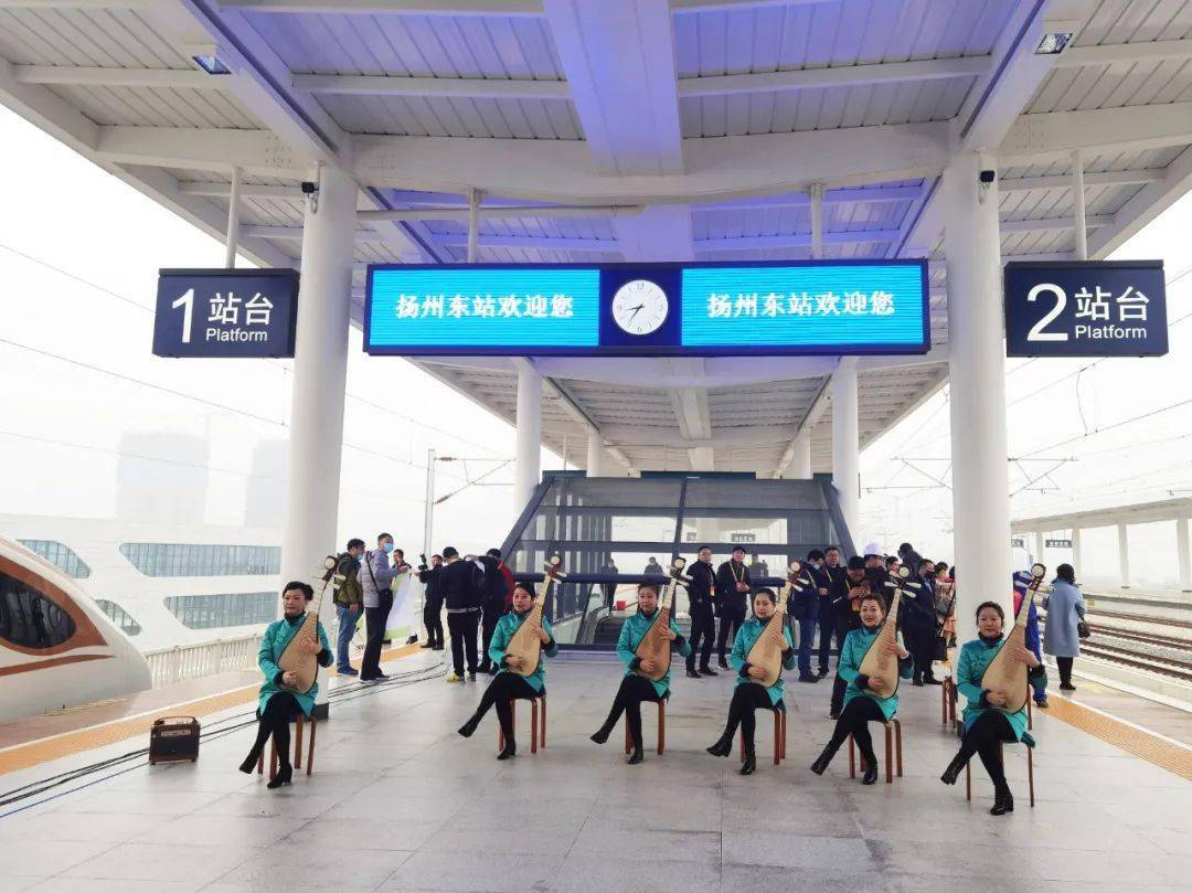站台上 各路记者进行现场采访 旅客朋友与列车合影 胡越 摄 扬州东站