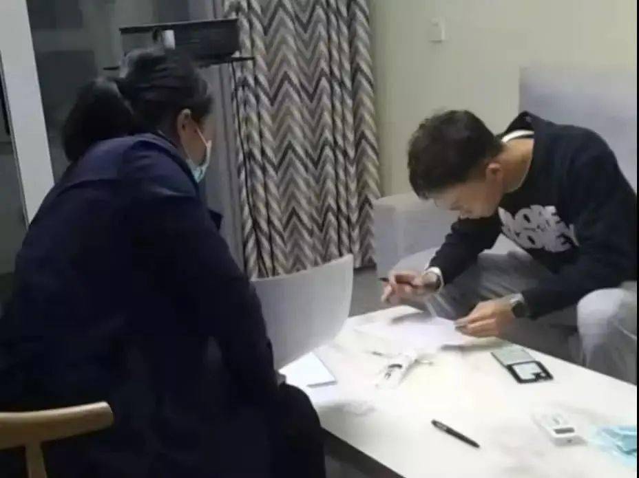 奇怪的姿势又增加了！：乐鱼体育(图74)
