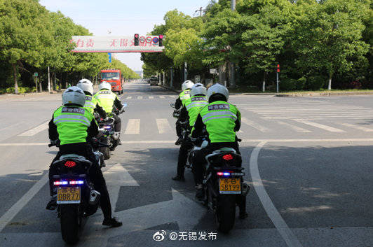 帅气城管铁骑在路上
