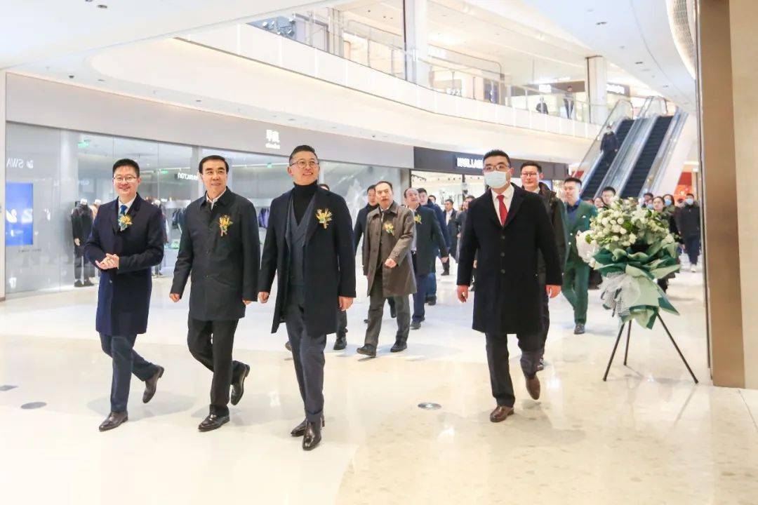 华润置地总裁李欣,副总裁陈刚,东北大区总经理王勇等出席开业仪式,与