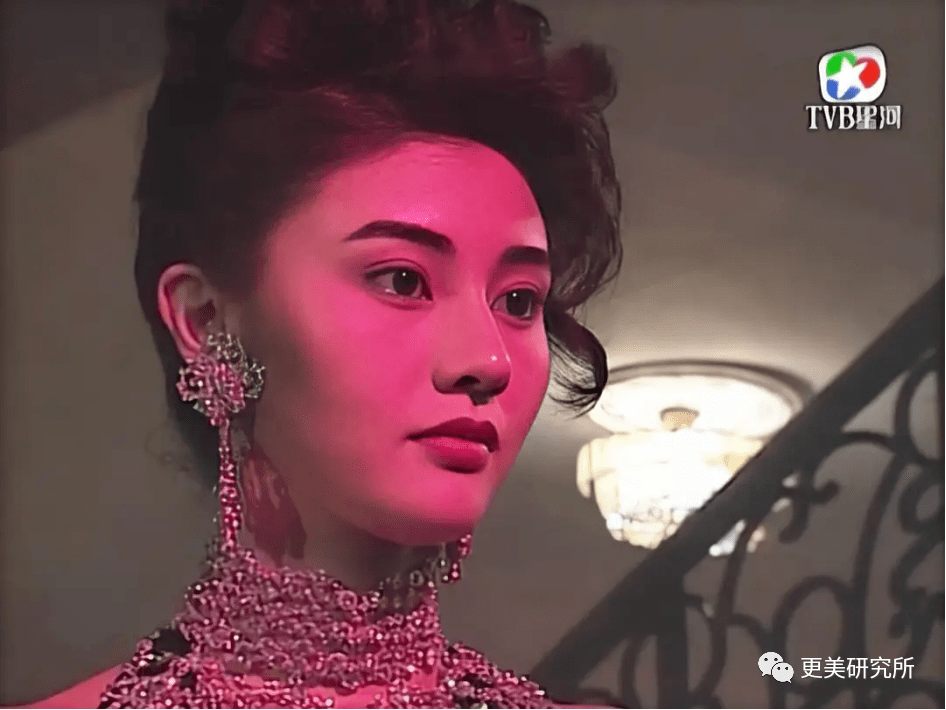 李嘉欣就是一个典型例子,虽然她颧骨高,但眉弓鼻子下巴都很优秀, 整体