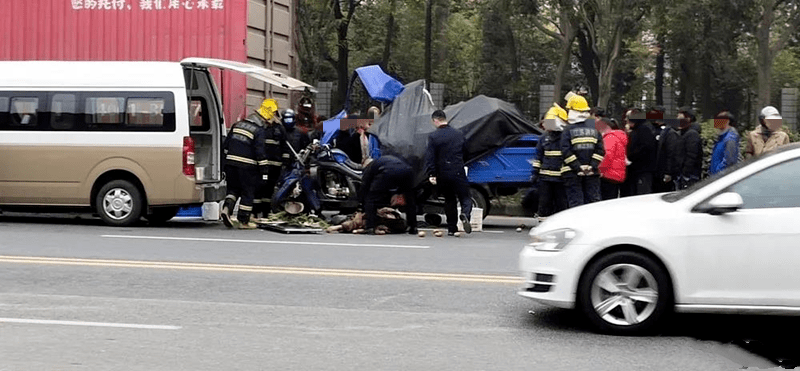 事发镇江!接连两起车祸!一人被压大货车车底,一人当场._事故