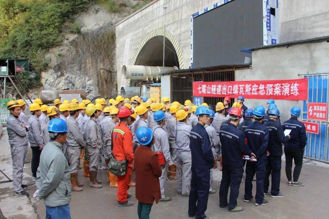 央视聚焦,石黔高速公路七曜山隧道双线贯通