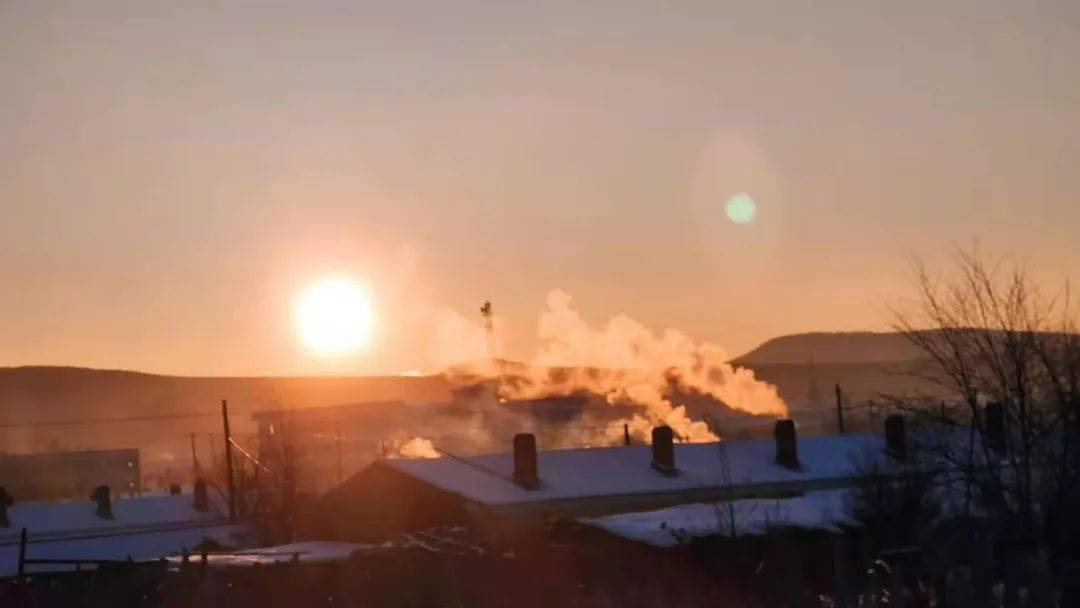 空如墨隐繁星寒风呼啸雪打灯绿杉千枝梅花绽银絮铺路耀目明返回搜狐