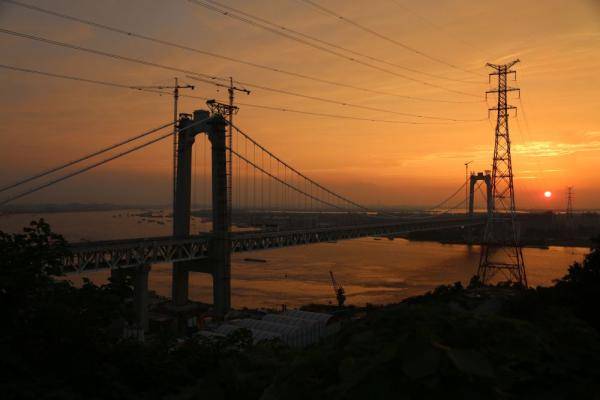 世界首座高速铁路悬索桥—五峰山长江大桥通车运营