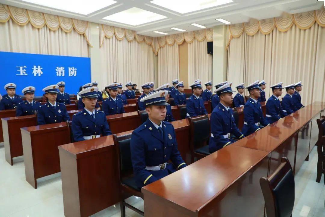 玉林支队举行2019年度第二批新招录消防员授衔仪式