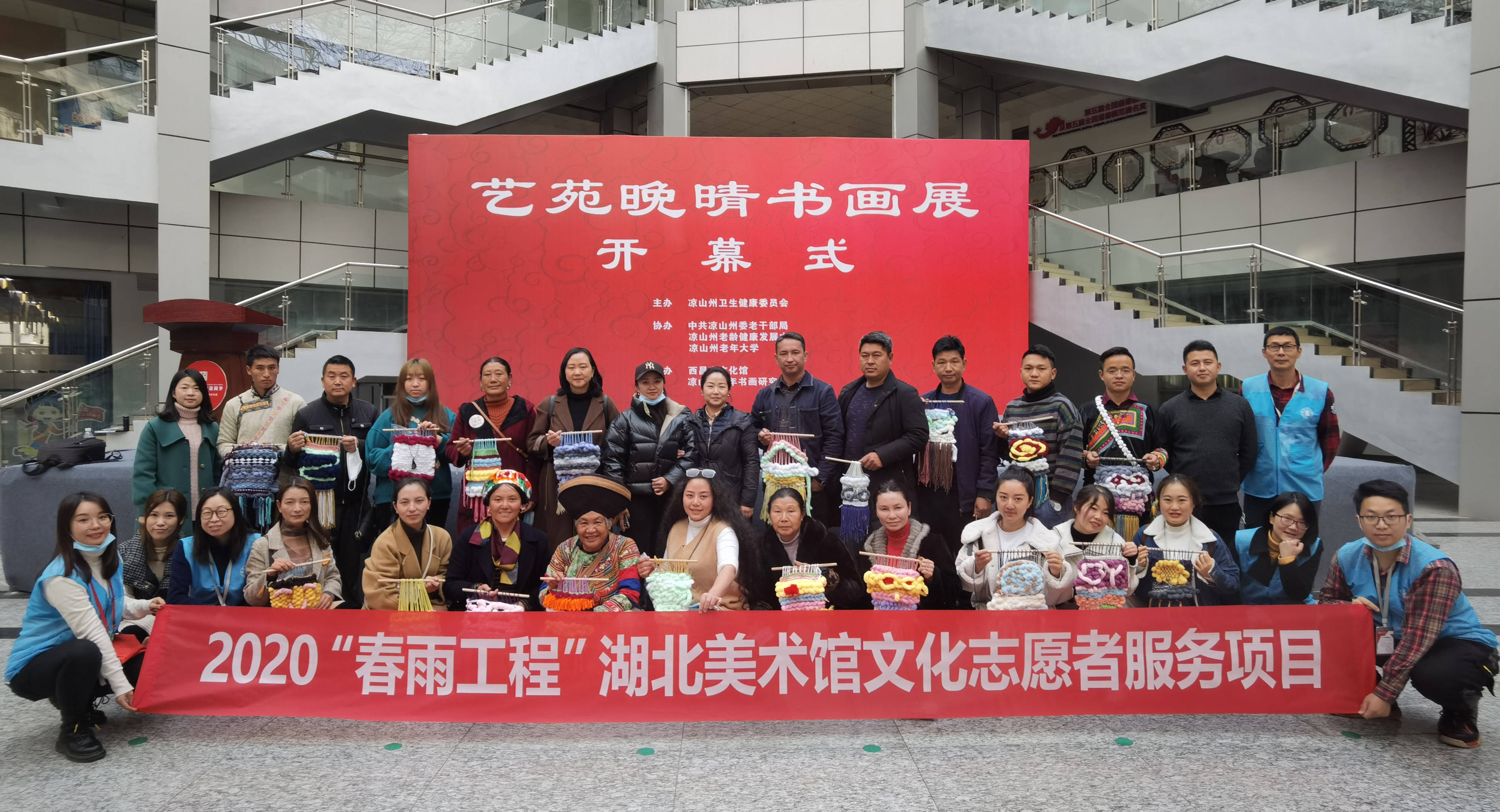近年来,湖北美术馆共组织50余名文化志愿者前往湖南,甘肃,广州,江西
