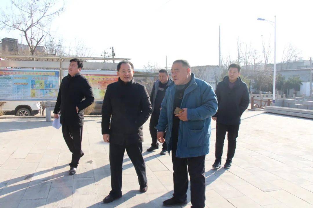 刘宝林先后到双泉镇的李纸坊村,袁纸坊村,郑庄村实地查看各村脱贫