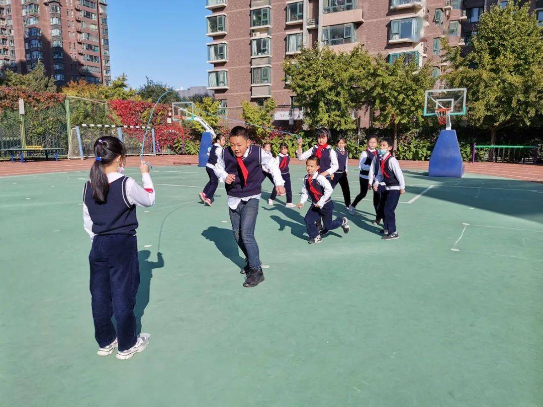 北京市日坛小学学生在课间"跳大绳"