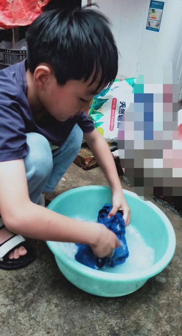 ，整整齐齐！学洗自己的衣服，我为妈妈分担家务，自己的事自己学着做。