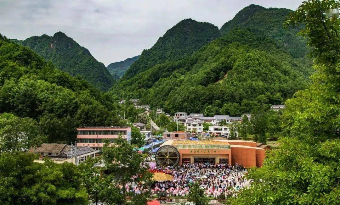 陇南康县王坝生态民俗旅游区位于甘陕交界处的王坝镇,距县城10公里,是