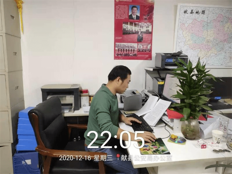 办公室刘玉培加班整理文件资料.
