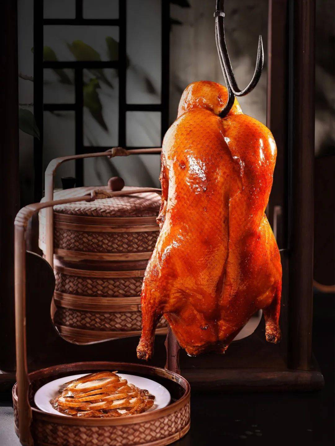 油亮酥脆,肉质细嫩采用用宫廷的"挂炉烤鸭"北京鸭有着千年的历史禧