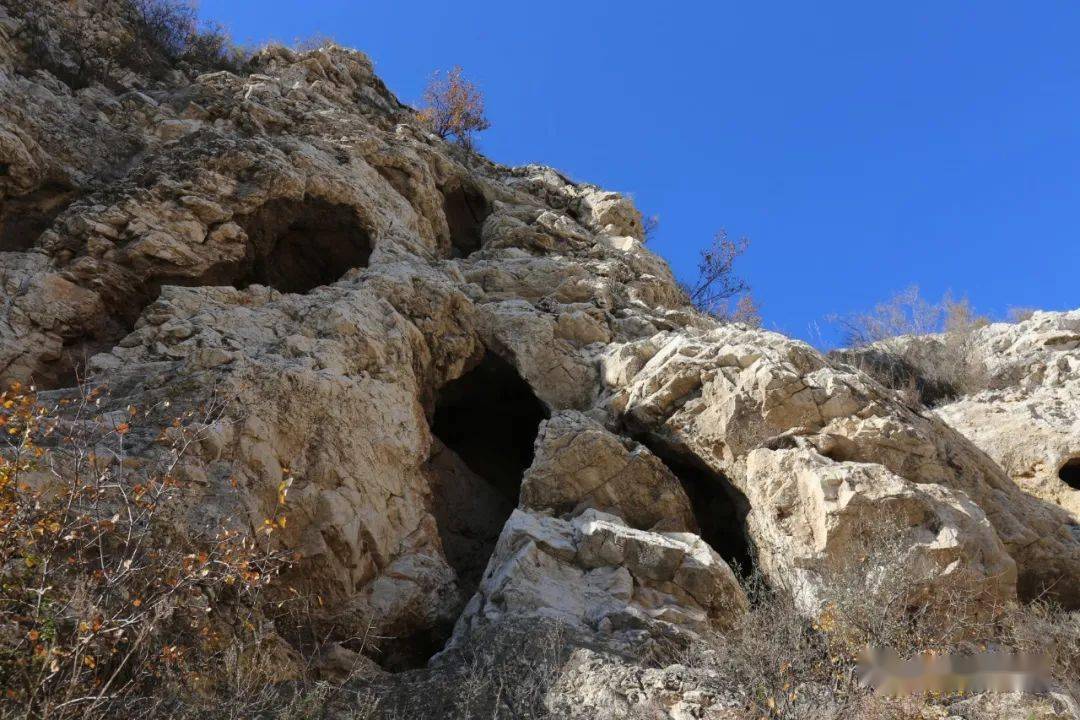 "凌河第一湾"位于喀左县水泉乡南亮子村,凌河水借着山势在这里形成一