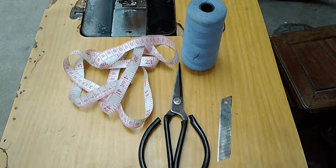 创造很多小物料出来:从旧衣服上拆下物料:钮扣,衣领,拉链,橡