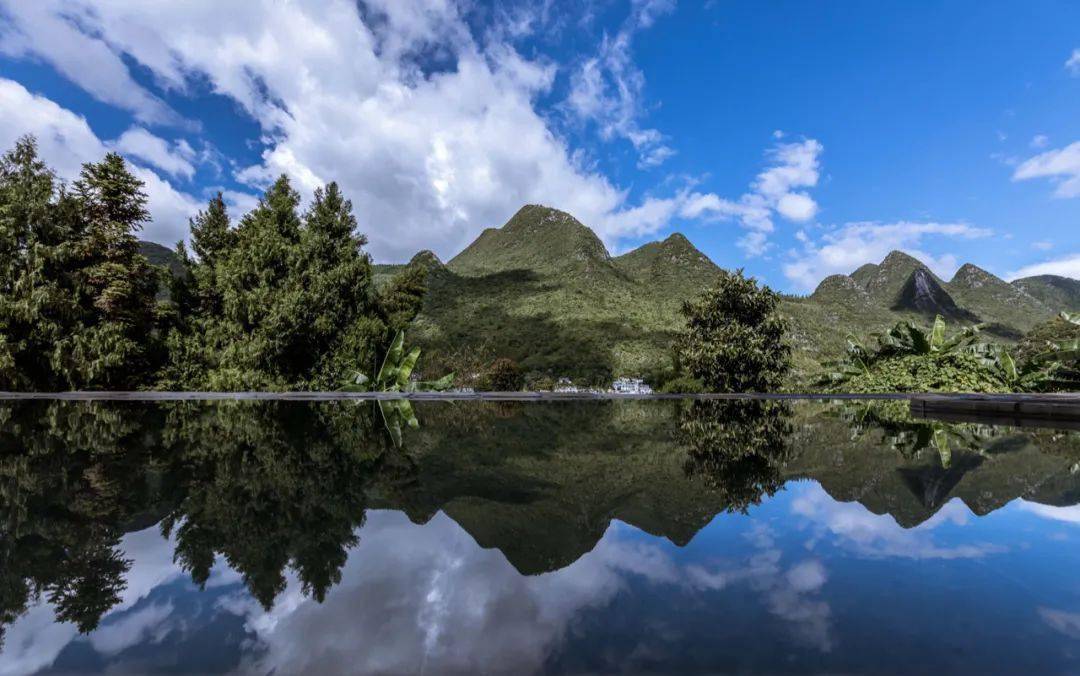 photo by 大树 这里是贵州万峰林,是这魔幻一年里我看过最美的风景.