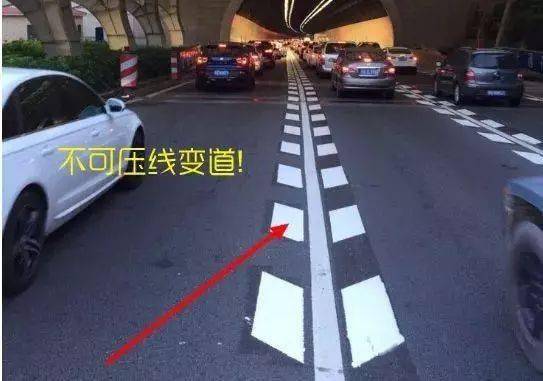 横线减速标线是垂直于道路中心线的白色标线组,用以提示车辆减速行驶