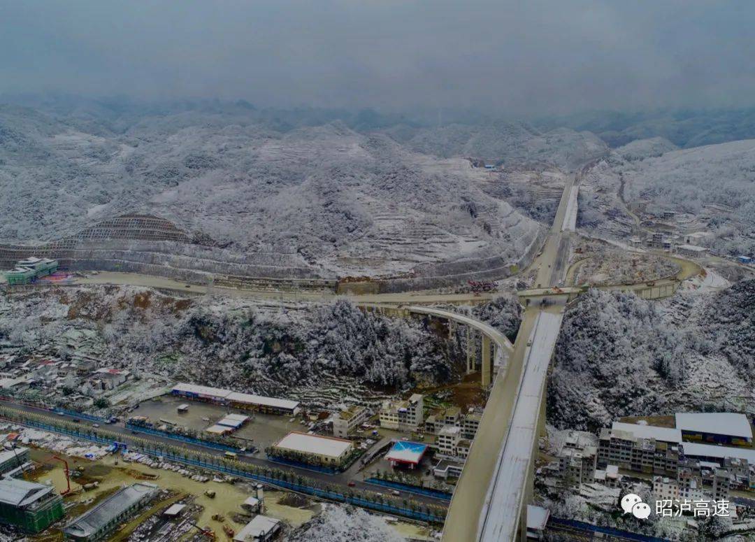 图说昭泸 | 昭泸高速镇雄境内迎来今冬首场降雪,牛场至顶拉段建设正在