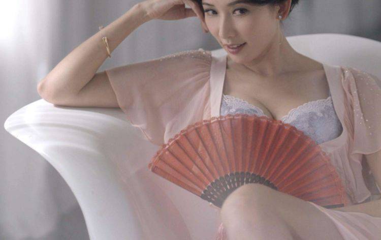 关晓彤代替林志玲代言内衣,网友表示画风突变,但晓彤也有女人味