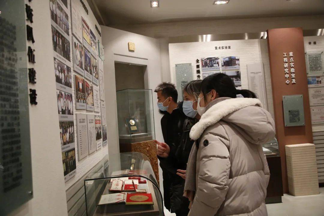 2020年12月18日交大附小青年党团员教师走进北京交通大学校史馆,开展