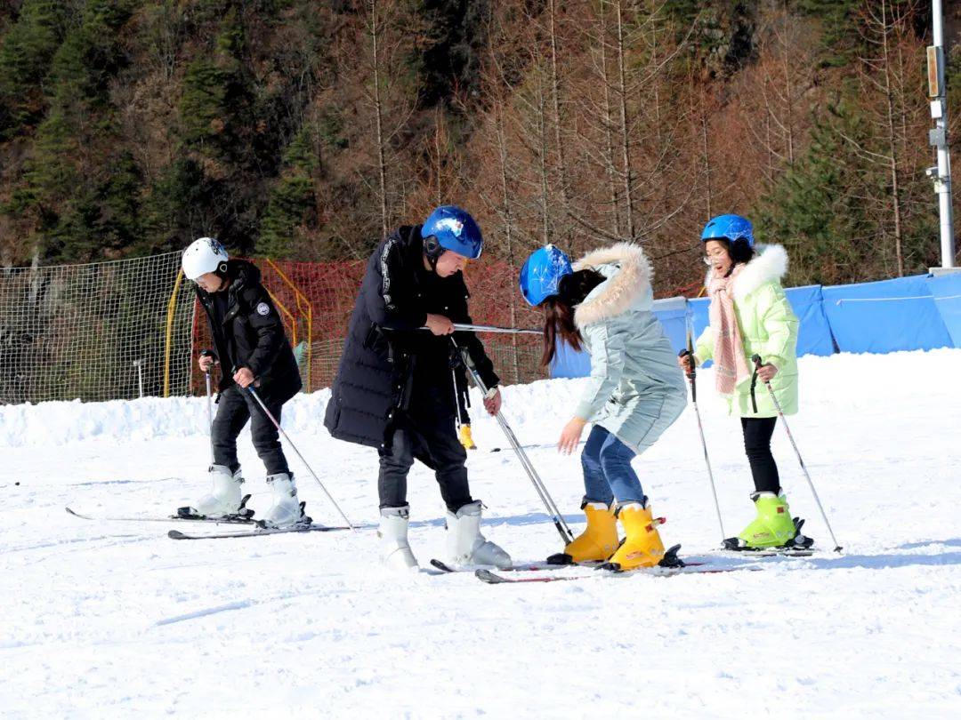 热"雪"沸腾!紫柏山国际滑雪场今日开园