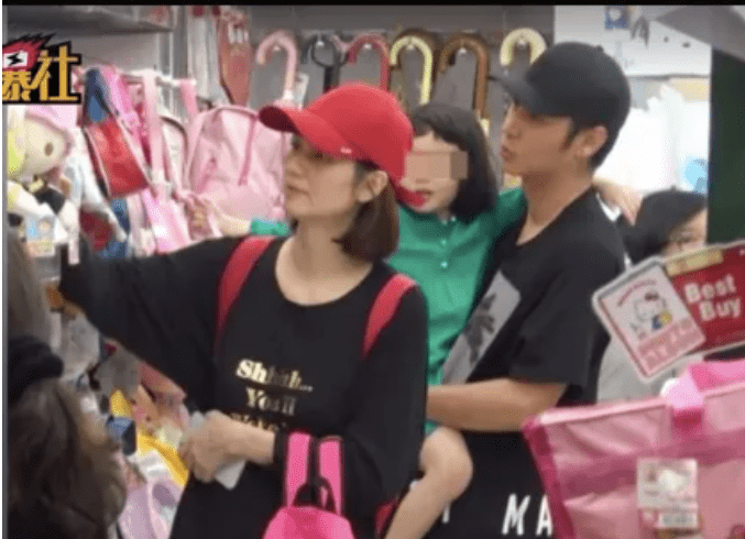 她硬秀恩爱的样子,看着好累