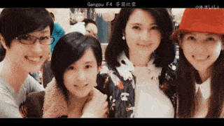 她硬秀恩爱的样子,看着好累