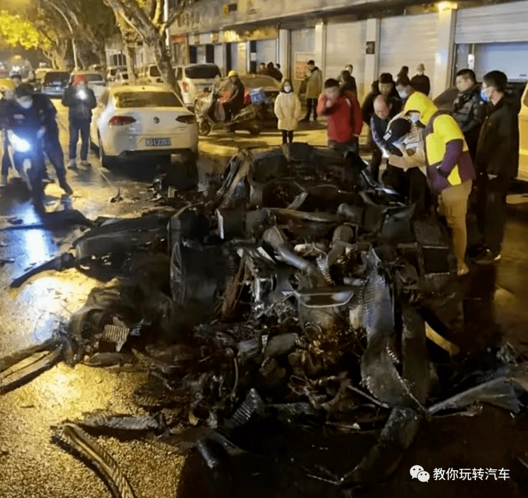 浙江义乌一辆2000万的迈凯轮P1无缘无故自燃。世界上有300个台湾,少了一个
