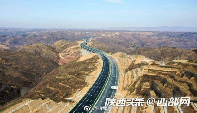 黄龙至蒲城高速今天通车 革命老区延安实现“县
