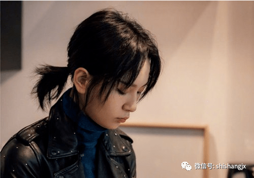 开云app官网下载_
短发也可以百变换造型 短发扎起来 时髦耐看(图1)