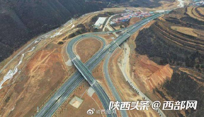 黄龙至蒲城高速今天通车 革命老区延安实现“县
