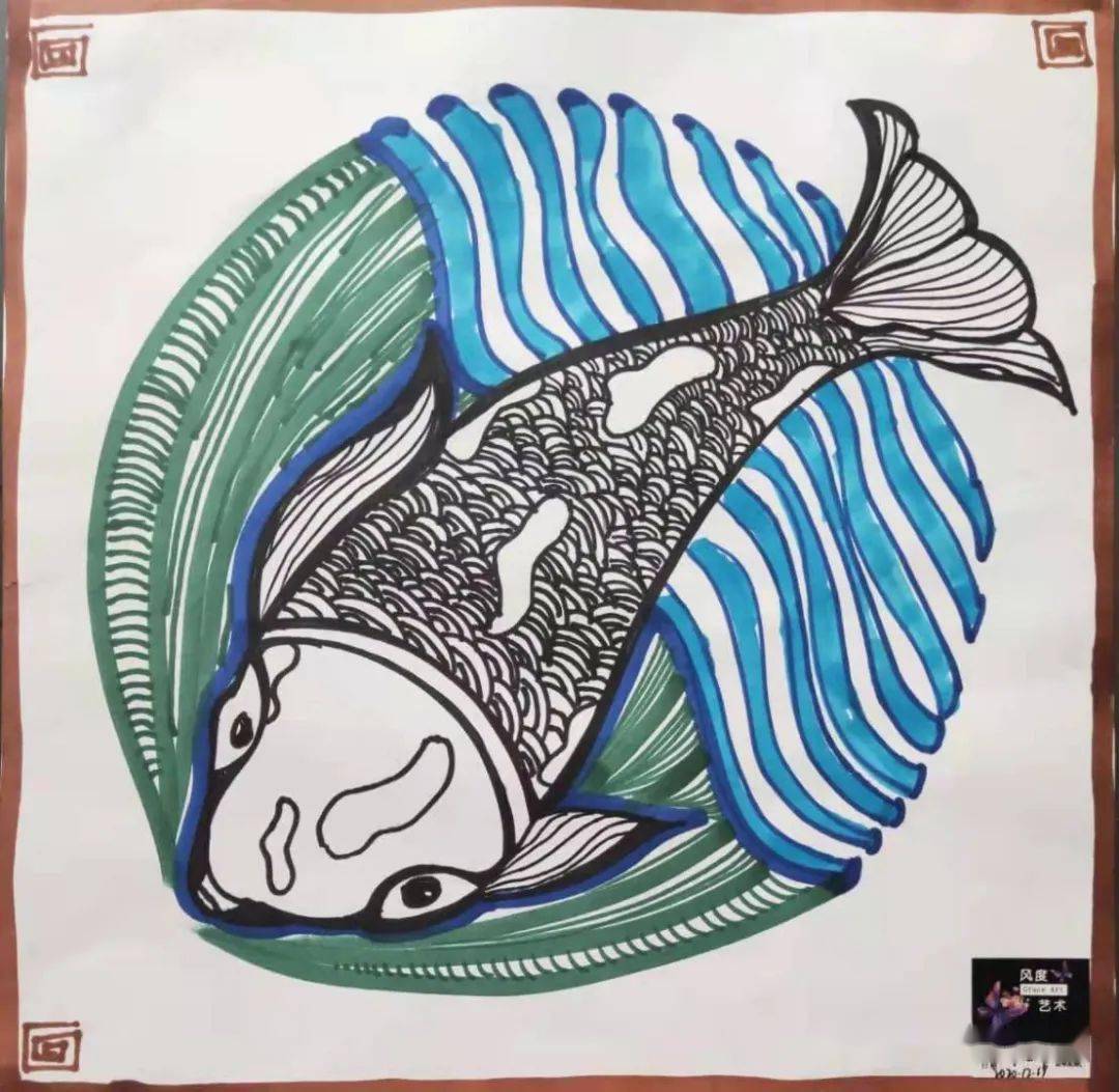 通过一条s型曲线向学生介绍鱼的画法,再用线描装饰画的方法,装饰鱼的