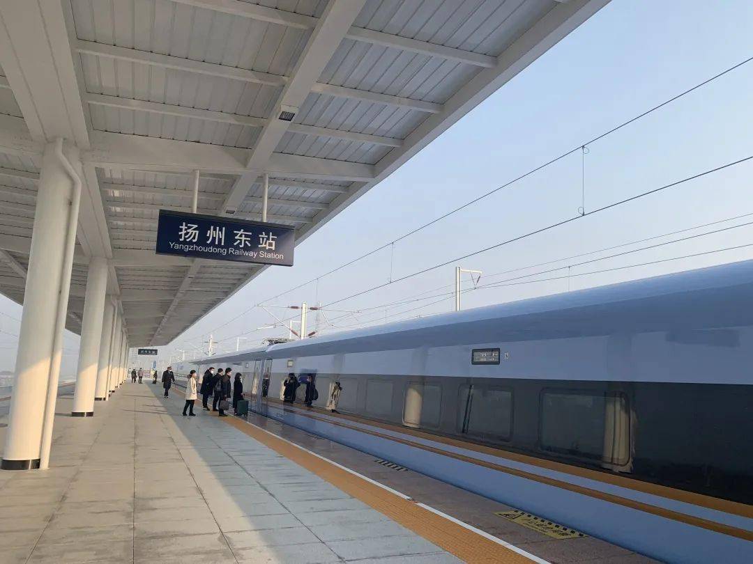 上午9点15分左右, c3887次列车 缓缓驶入扬州东站站台, " 蓝暖男"cr