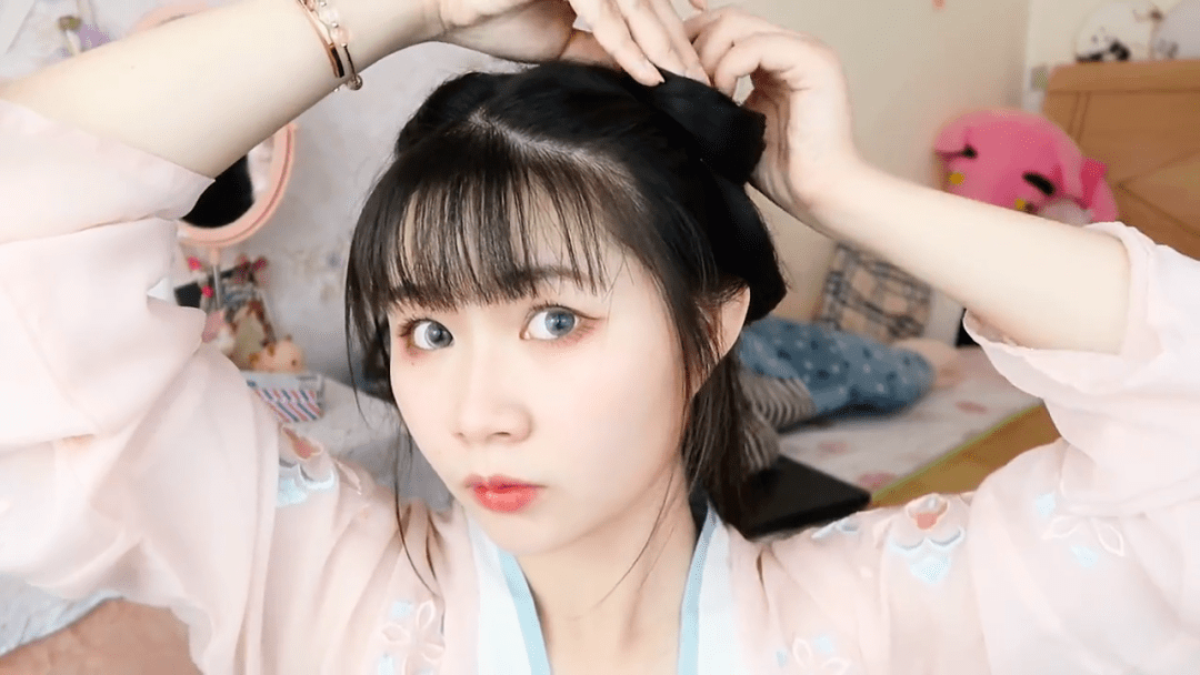 同款发饰视频 68282650d3864b108f17cc1ff585d812.png